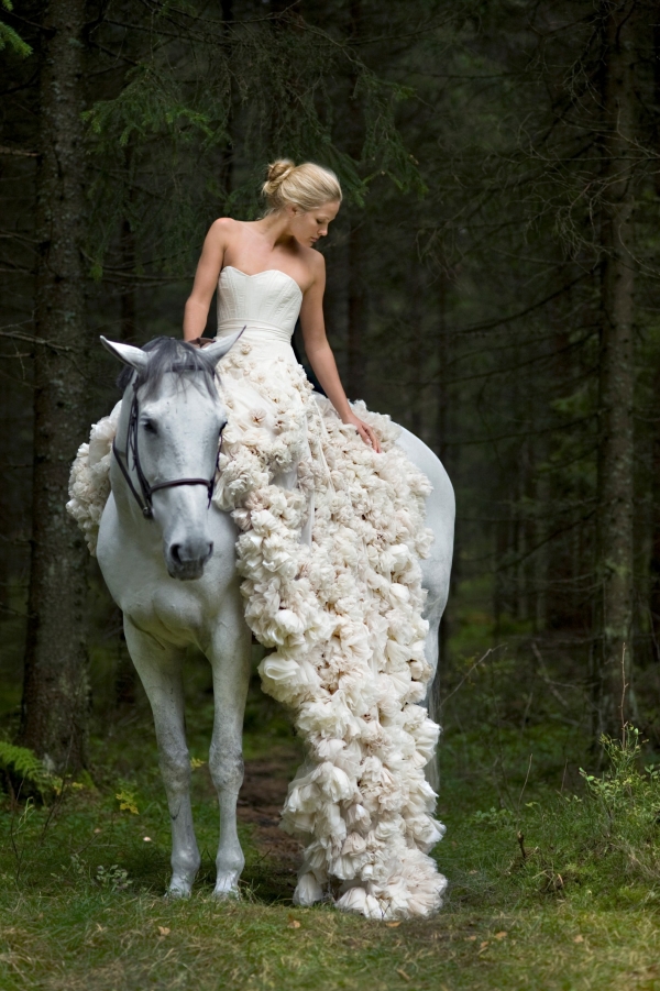 bride-on-horse